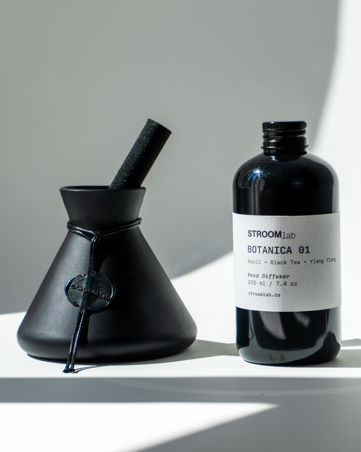 STROOMlab siyah seramik koku objesi ve Botanica 01 oda kokusu dolum şişesi.